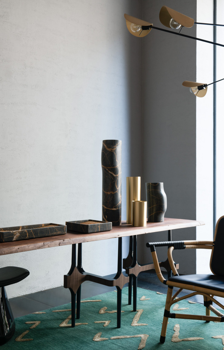 Les lignes claires de la table « TIL », de la chaise « Skin » de Dan Yeffet, du luminaire « MÖN » et des vases « BOS » sont sa marque de fabrique.