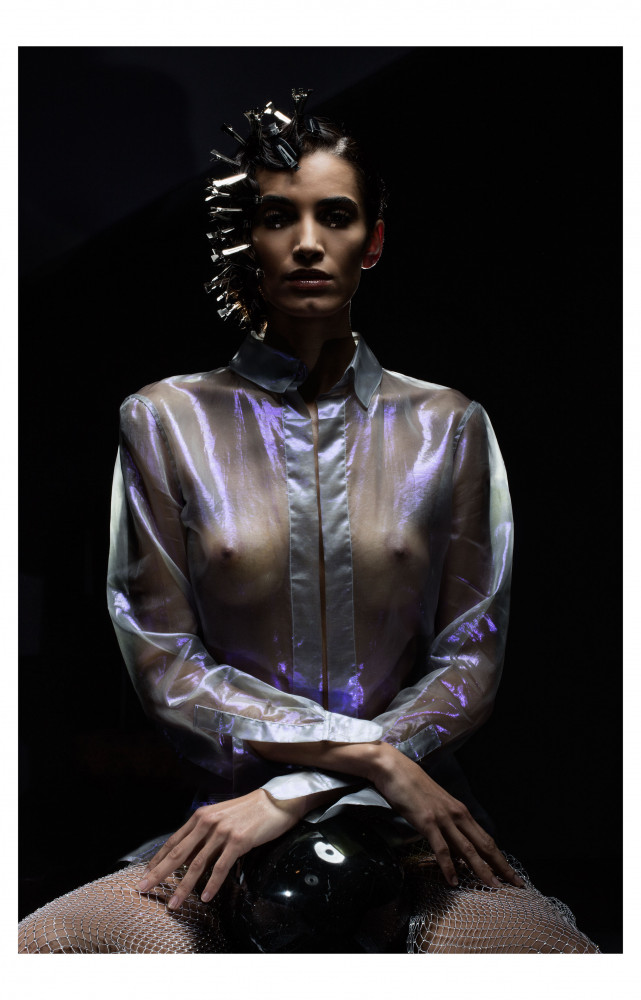 Chemise et pantalon Wanda Nylon. Stylisme déco Table sculpture Leda, Black Label Limited Edition, design Salvador Dalí...
