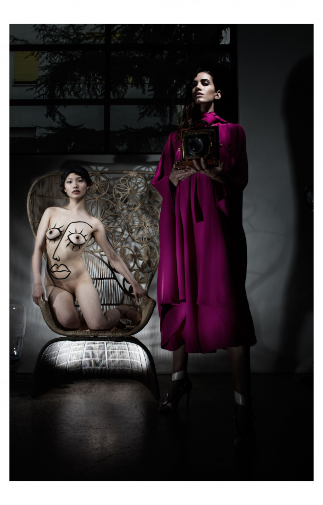 Robe cape Valentino. Collier Missoni. Sandales Lanvin.
