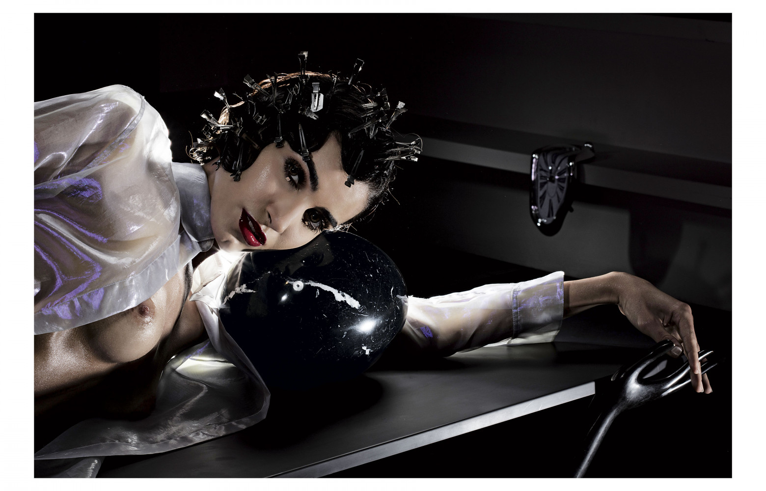 Chemise Wanda Nylon. Stylisme déco Table sculpture Leda, Black Label Limited Edition, design Salvador Dalí (BD Barcelona)....