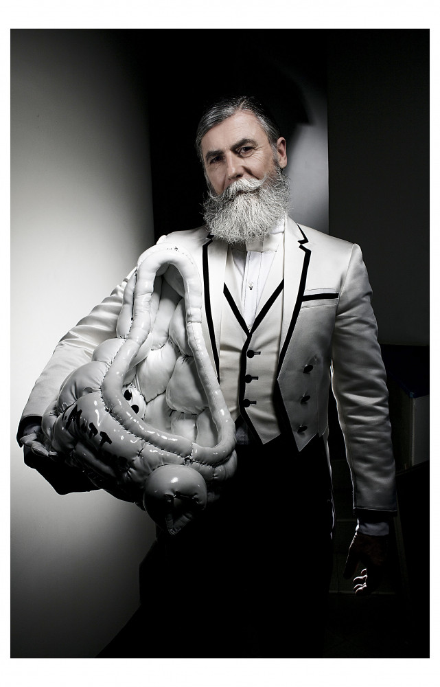 Combinaison pantalon Thom Browne. Stylisme déco Fountain by Marcel Duchamp Contaminated by a Fat Virus, de David...