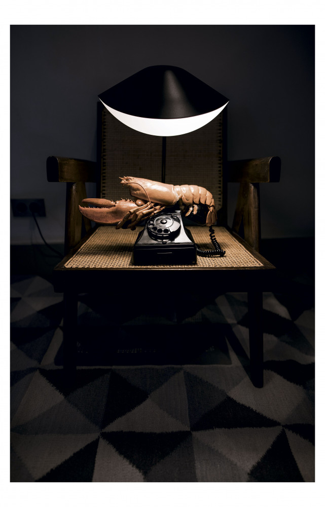 Tapis Métropole, design Siw Matzen (Cinna). Lampe de bureau Antony, design Serge Mouille (Serge Mouille). Fauteuil PJ-SI-29-A...