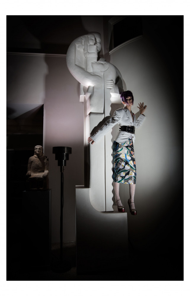Veste Jil Sander. Sur le revers gauche, broche Salvador Dalí. Ceinture Zana Bayne. Jupe Rochas. Collants Falke....