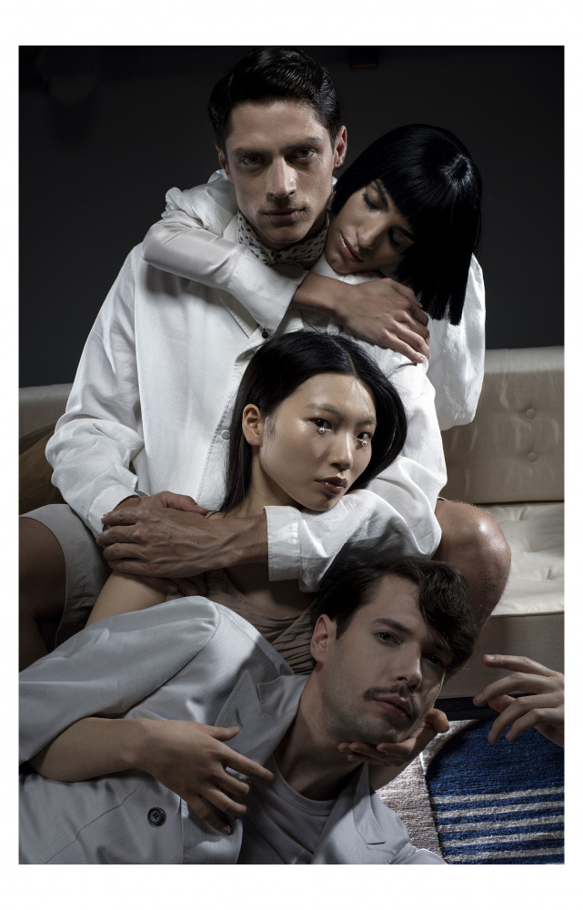 Mélanie : Blouse Dries Van Noten. Jupon Rochas. Laurent : Chemise et bermuda COS. Bandana Charvet. Su...