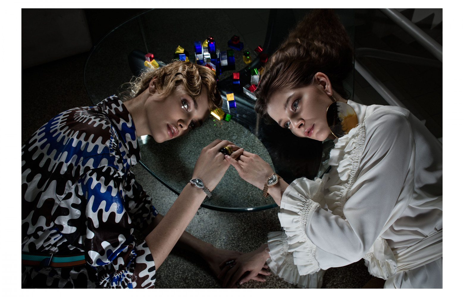 Nastya : Imperméable Gucci. Ceinture Prada. Montre Crash, en or gris et diamants, édition limitée à 267...