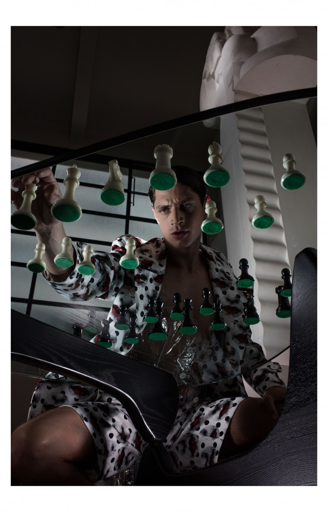 Veste, gilet et bermuda Comme Des Garçons Homme Plus. Stylisme déco : Coffee Table, design Isamu Noguchi...