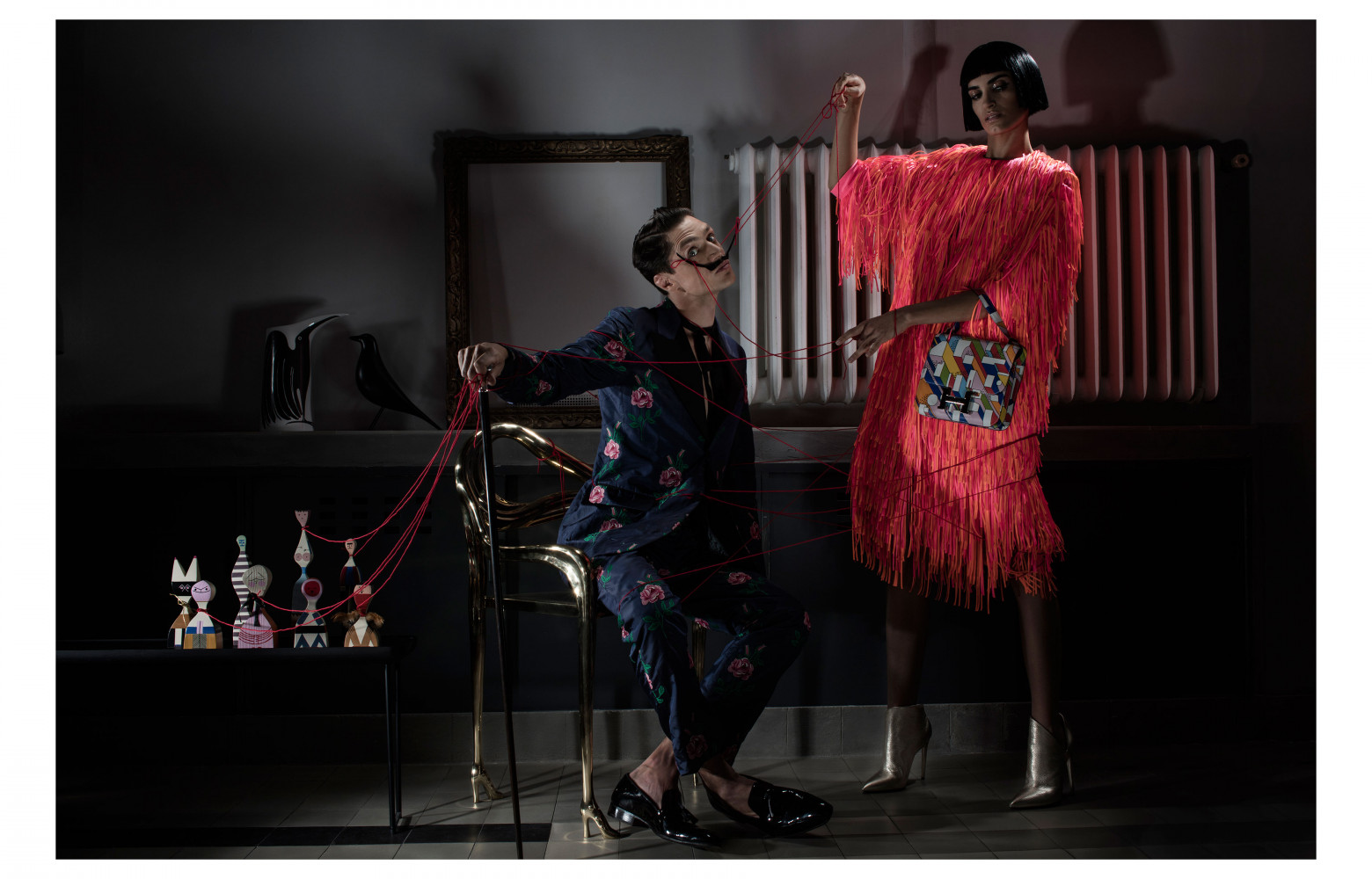 Laurent : Costume et noeud papillon Gucci. Mocassins JM Weston. Canne Alexandra Sojfer. Mélanie : Manteau Paskal....