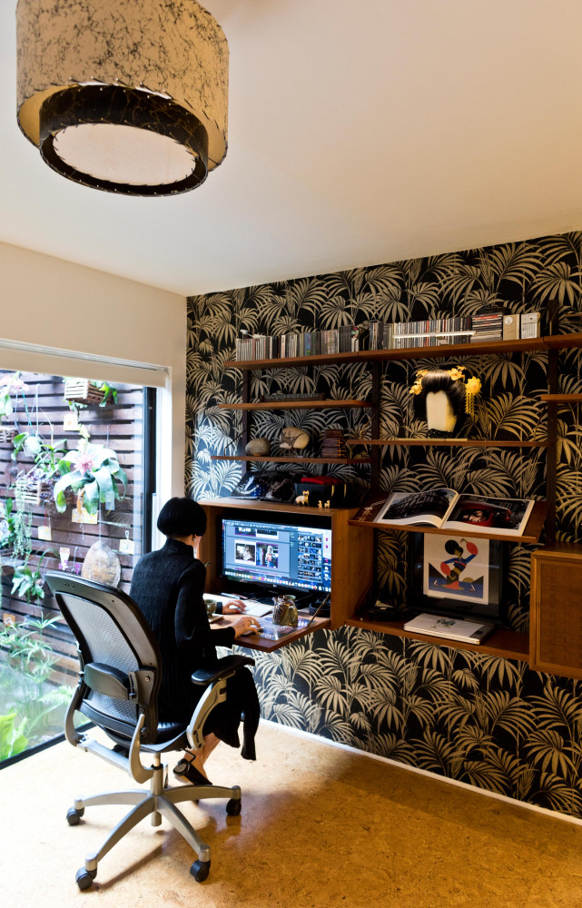 Le bureau de Richeille regorge de sa collection d’artéfacts japonais. Étagères Royal System du designer danois Poul...