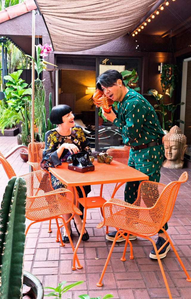 Salon d’extérieur vintage de Russell Woodard, spécialiste U.S. de mobilier outdoor, en aluminium peint. Téléphone en Bakélite...