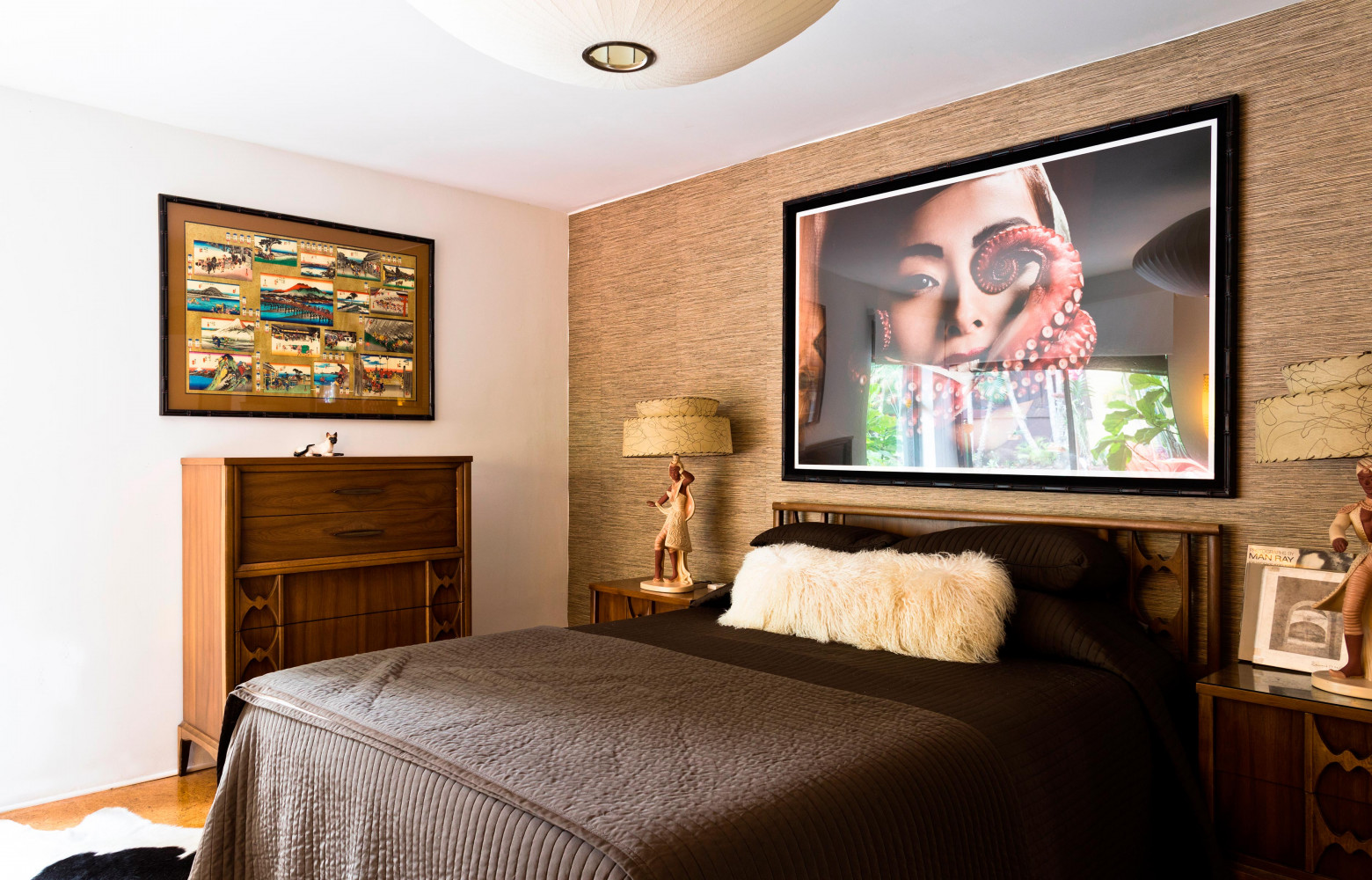 Dans la chambre, tirage Mai 6 de la série « Japan Diaries ». Paire de lampes vintage...