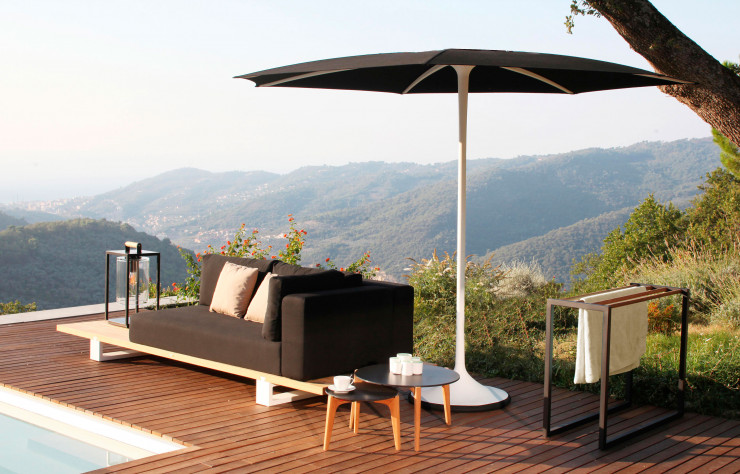 Le parasol « Palma » s’intègre parfaitement aux éléments d’assise de la collection « Vigor Lounge », complétés par des tables d’appoint de la série « Tea Time » et de la lampe à poser « Dome S ».