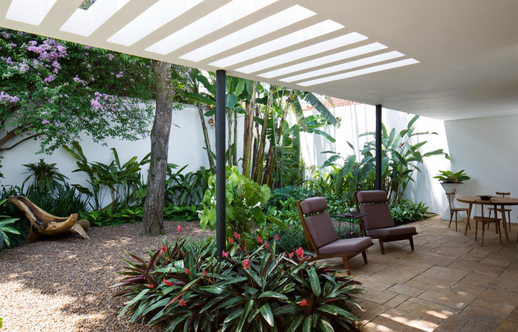 Le balcon de l’arrière-cour et sa pergola ont été dessinés par Rino Levi en 1960, et le jardin tropical, par André Paoliello et Flavia Tiraboschi pour le jeune couple de propriétaires en 2017.