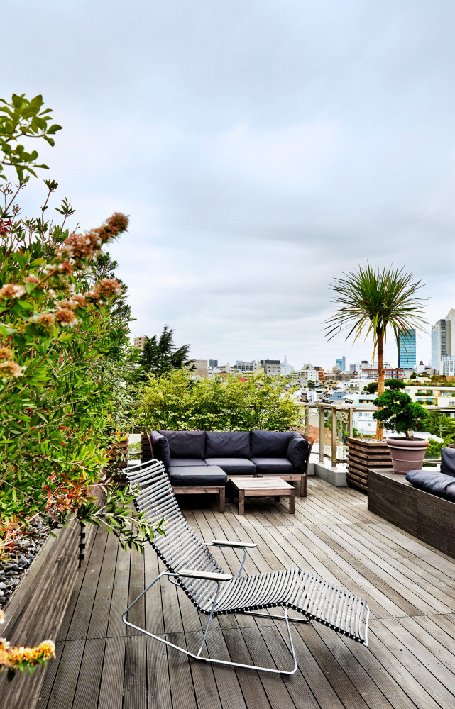 Le toit-terrasse de la maison sur quatre niveaux est une rareté dans la ville de Tokyo. Entièrement...