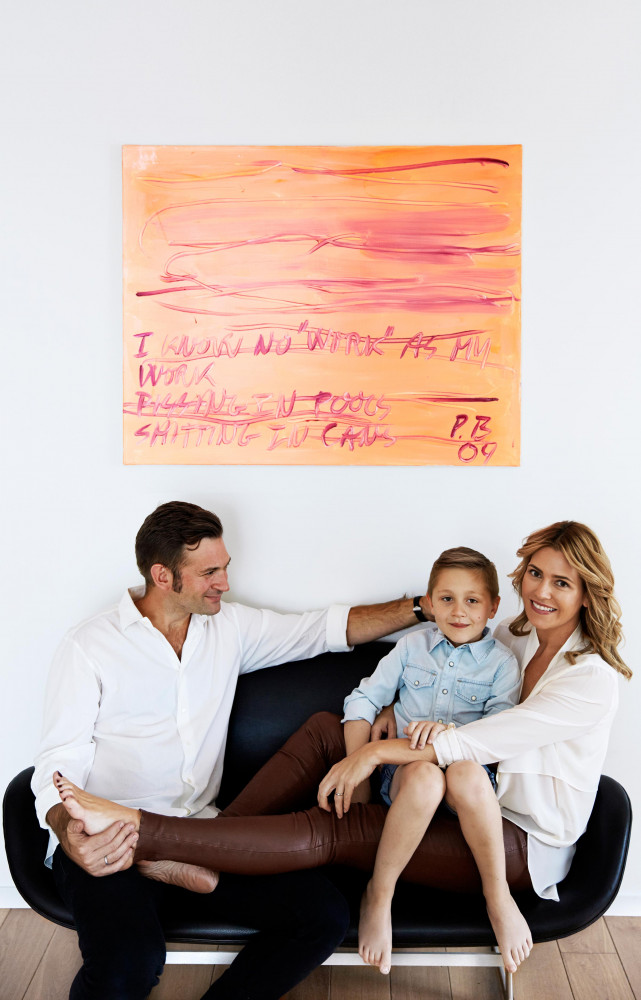 Nicolai et Amanda Bergmann installés avec leur fils, Jack, dans un « Swan Sofa » de leur...