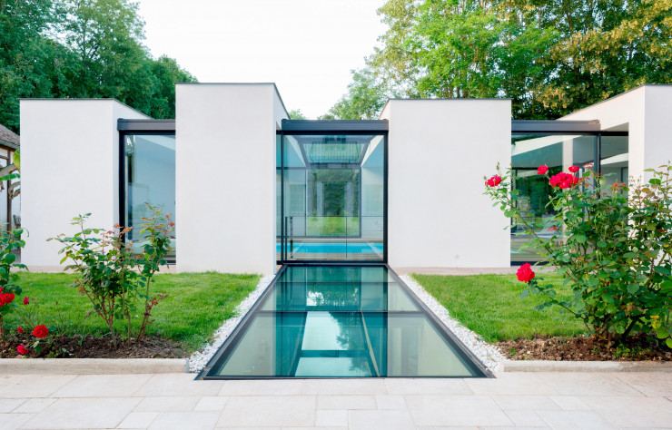 Cette piscine intérieure conçue dans les Yvelines par Aqua System Solutions (Esprit piscine) et l’architecte Jonny Sturari (SKP Architecture) est reliée à la maison par un passage souterrain au plafond vitré.