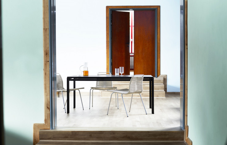 L’association de la table PK52 (ou Professor Desk) et des chaises PK1, des créations de Poul Kjaerholm rééditées par Carl Hansen.