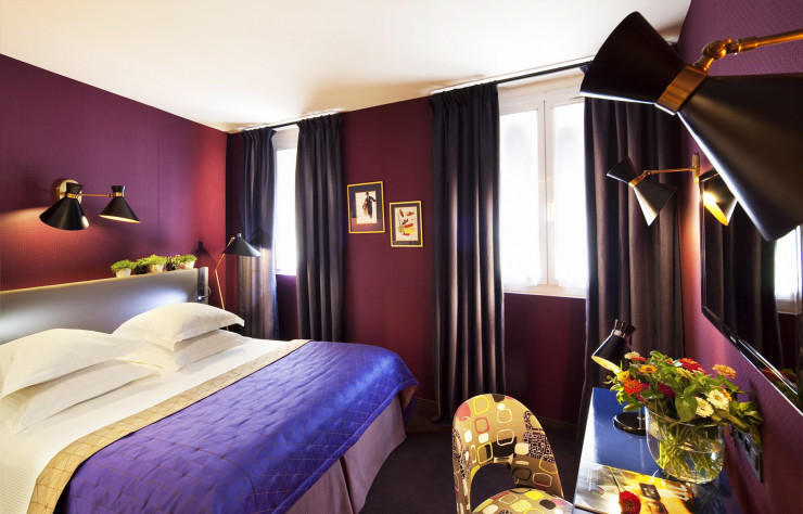 Une des 27 chambres de l’Hôtel Artus et sa déclinaison de teintes violettes. 