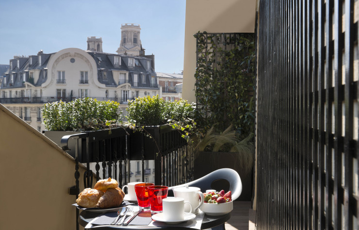 Au 6e, le balcon de la suite offre une vue imprenable sur les toits de Saint-Germain-des-Prés.