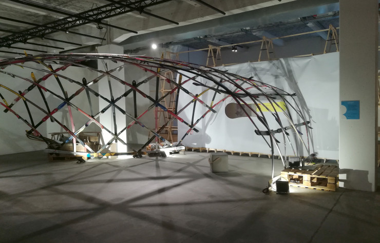 Structure architecturale réalisée avec des vieux skis recyclés (EPFL).