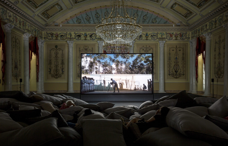 L’installation de Stéphanie Marin pour visionner le film « Le Fort des fous » de Narimane Mari.