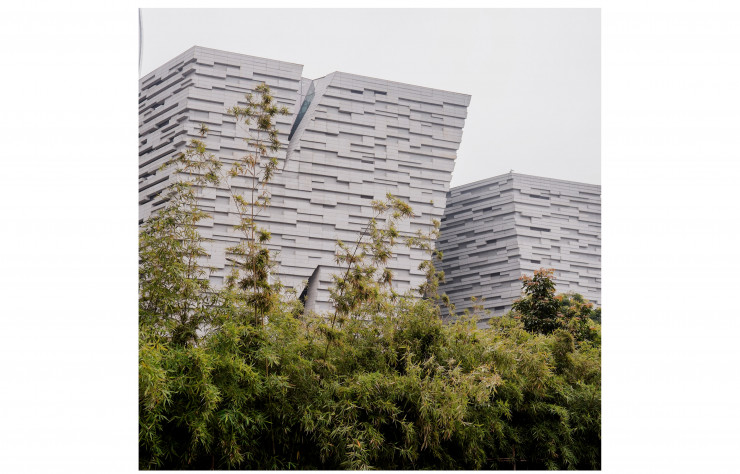 La spectaculaire bibliothèque conçue par l’agence d’architecture Nikken Sekkei, au coeur du récent quartier de Zhujiang.