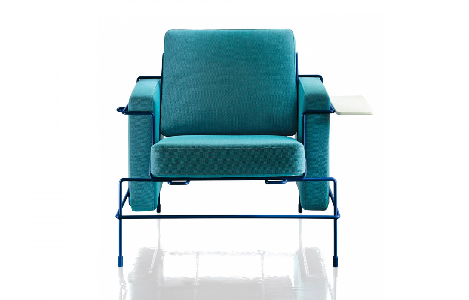 Fauteuil Traffic de Konstantin Grcic (Magis). En partant du fauteuil LC2 de Le Corbusier, Konstantin Grcic a...