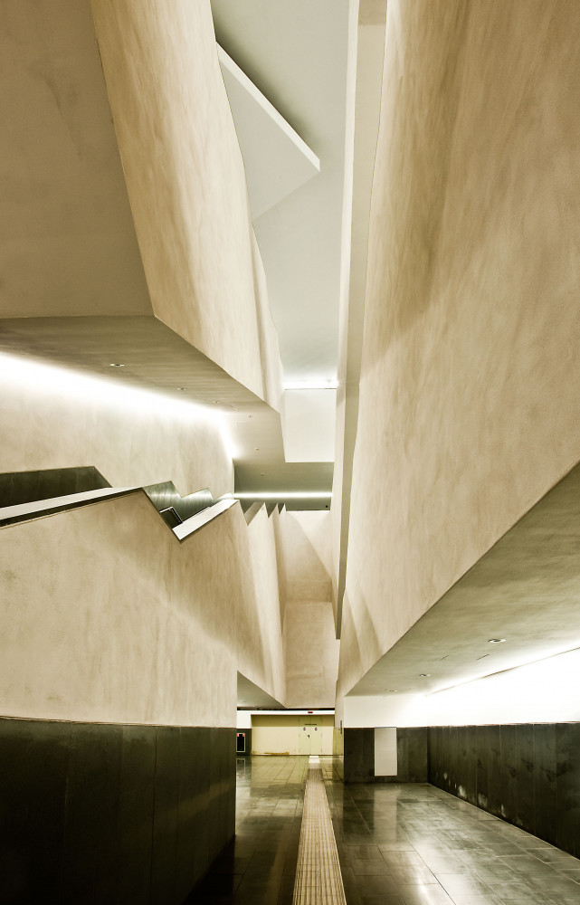 La station Municipio a été dessinée à quatre mains par Àlvaro Siza et Eduardo Souto de Moura...