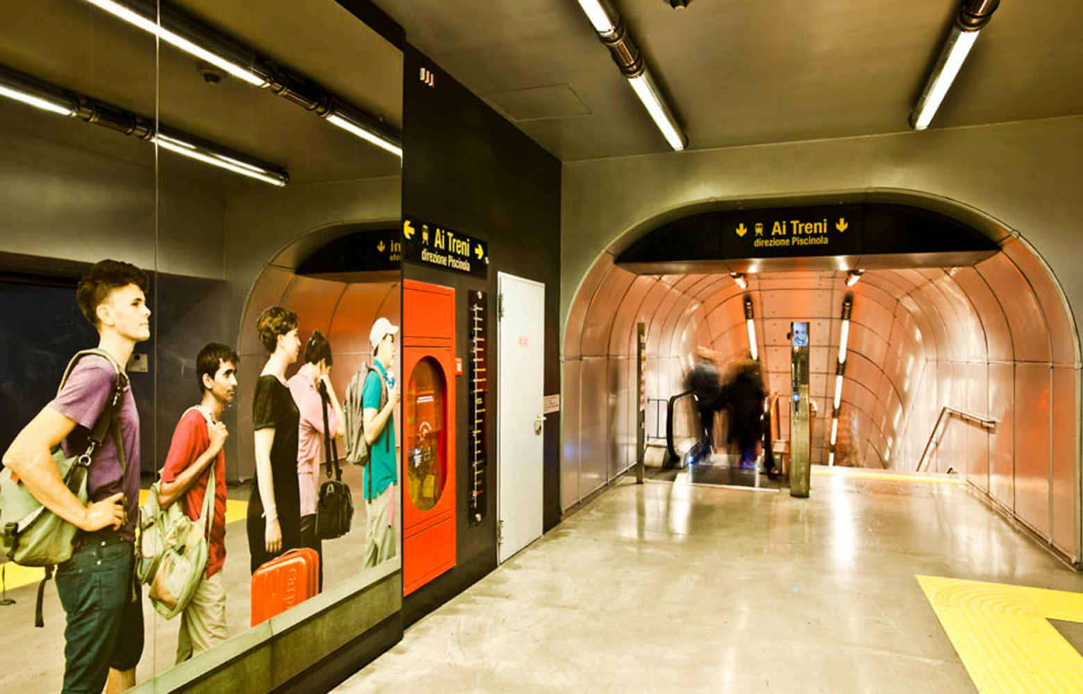 Dans la station Garibaldi, œuvre Stazione de Michelangelo Pistoletto.