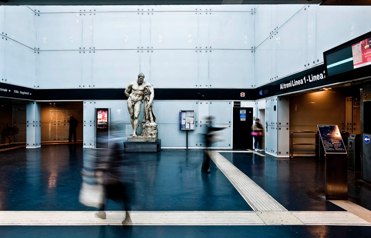 La station Museo est l'œuvre de Gae Aulenti (2011).