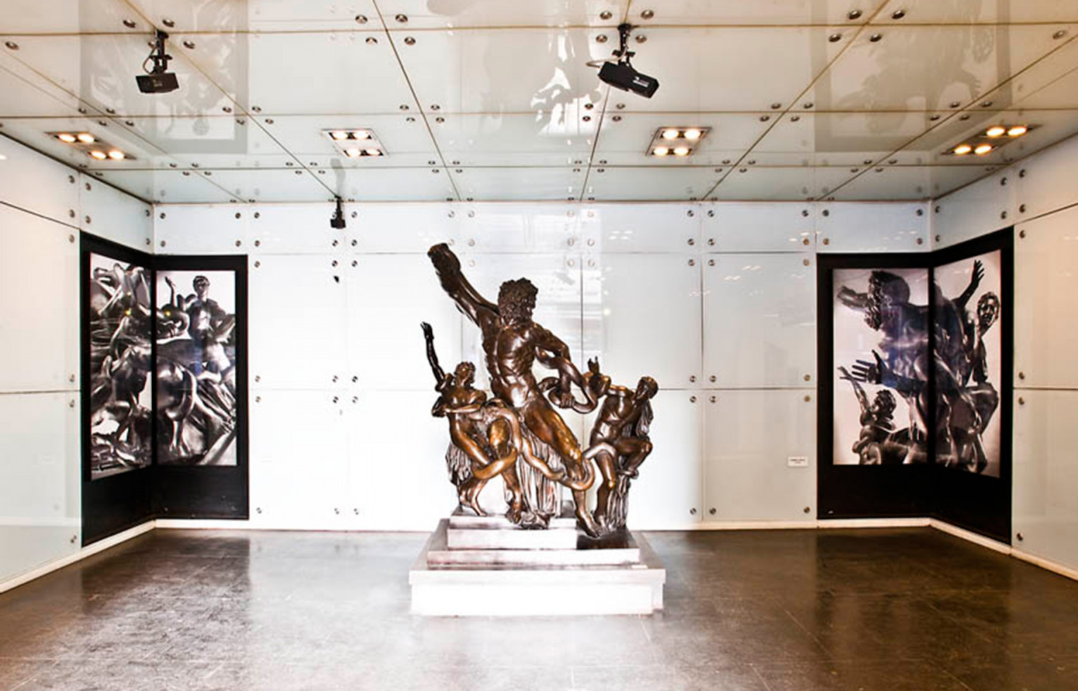 Des copies de statues classiques ont été disséminées dans la station Museo.