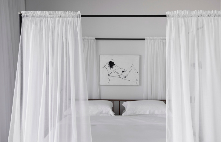 Dans les chambres, ambiance plutôt immaculée avec un mobilier signé par l’agence vietnamienne District Eight. En tête de lit, dessin de la Britannique Tracey Emin.