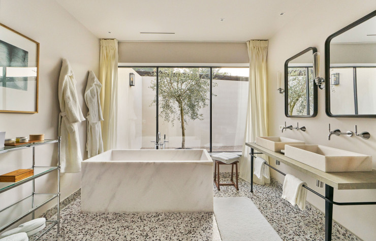 Dans les salles de bains, vasques en marbre et sol en terrazzo.