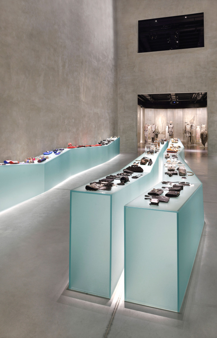 Au premier étage, la section dédiée aux accessoires présente la collection « Giorgio Armani » composée de 200 pièces.