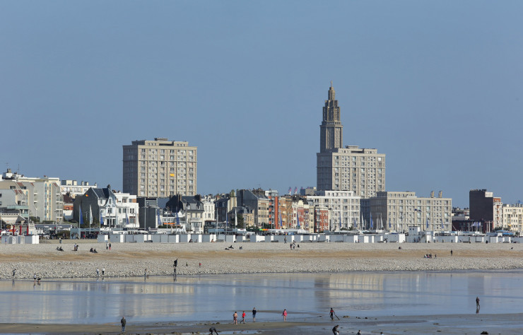 La ville du Havre est imprégnée de l’architecture d’Auguste Perret, visible depuis la mer.