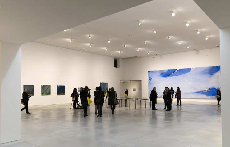 Les œuvres d’Olivier Debré s’exposent sur deux niveaux, dans la galerie blanche.