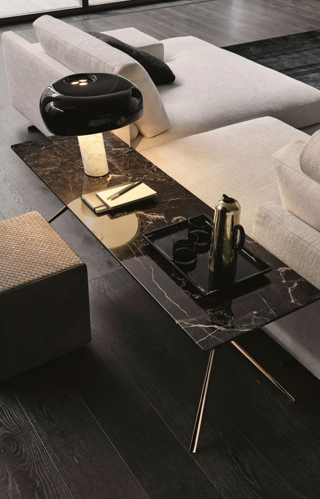 La console « Mondrian », avec son plateau de marbre noir Saint Laurent, est un des points...