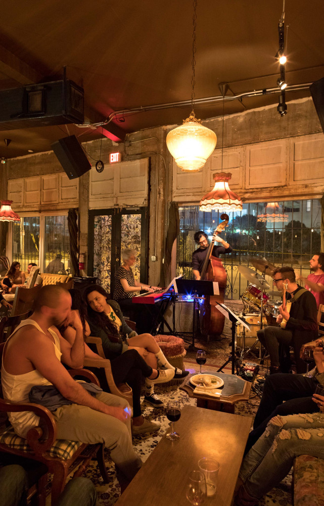 Lagniappe. « On déambule dans ce bar discret de style Nouvelle-Orléans en écoutant les musiciens de jazz...