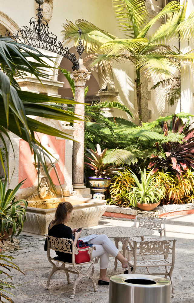 Musée et jardins Vizcaya. « À Biscayne Bay, au milieu de 4 hectares de jardins, se trouvent...