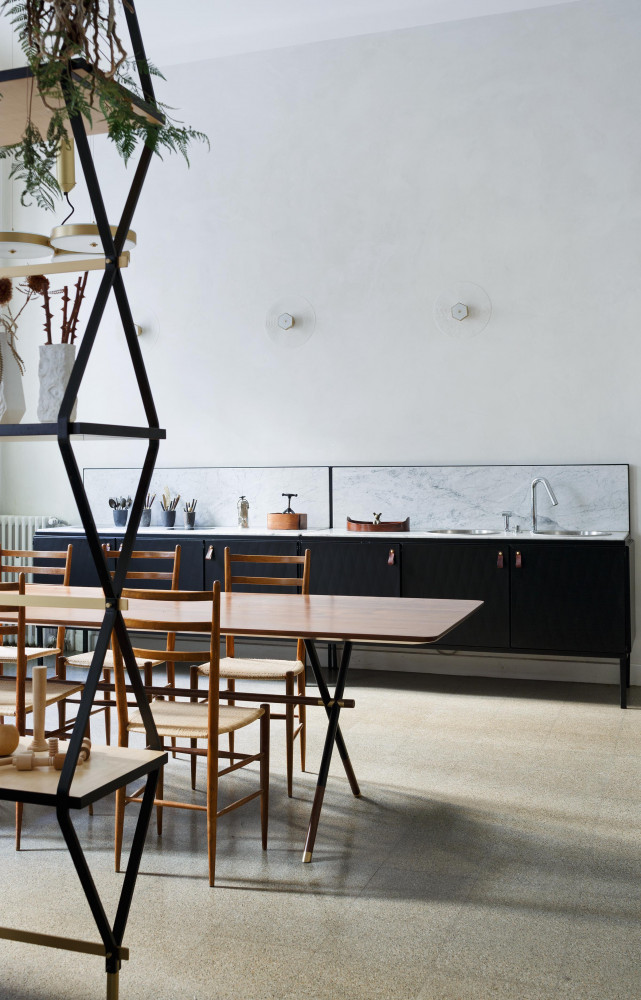 L’espace cuisine, avec son mobilier dessiné sur mesure et sa crédence en marbre.