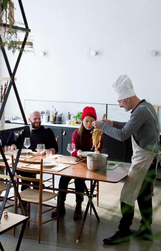Déjeuner de spaghettis avec l’équipe du studio de création de Pietro Russo, en chef cuisinier.