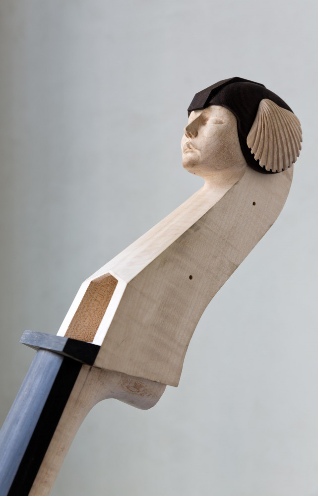 Détail d’une tête de contrebasse que le designer, également mélomane, a dessinée.