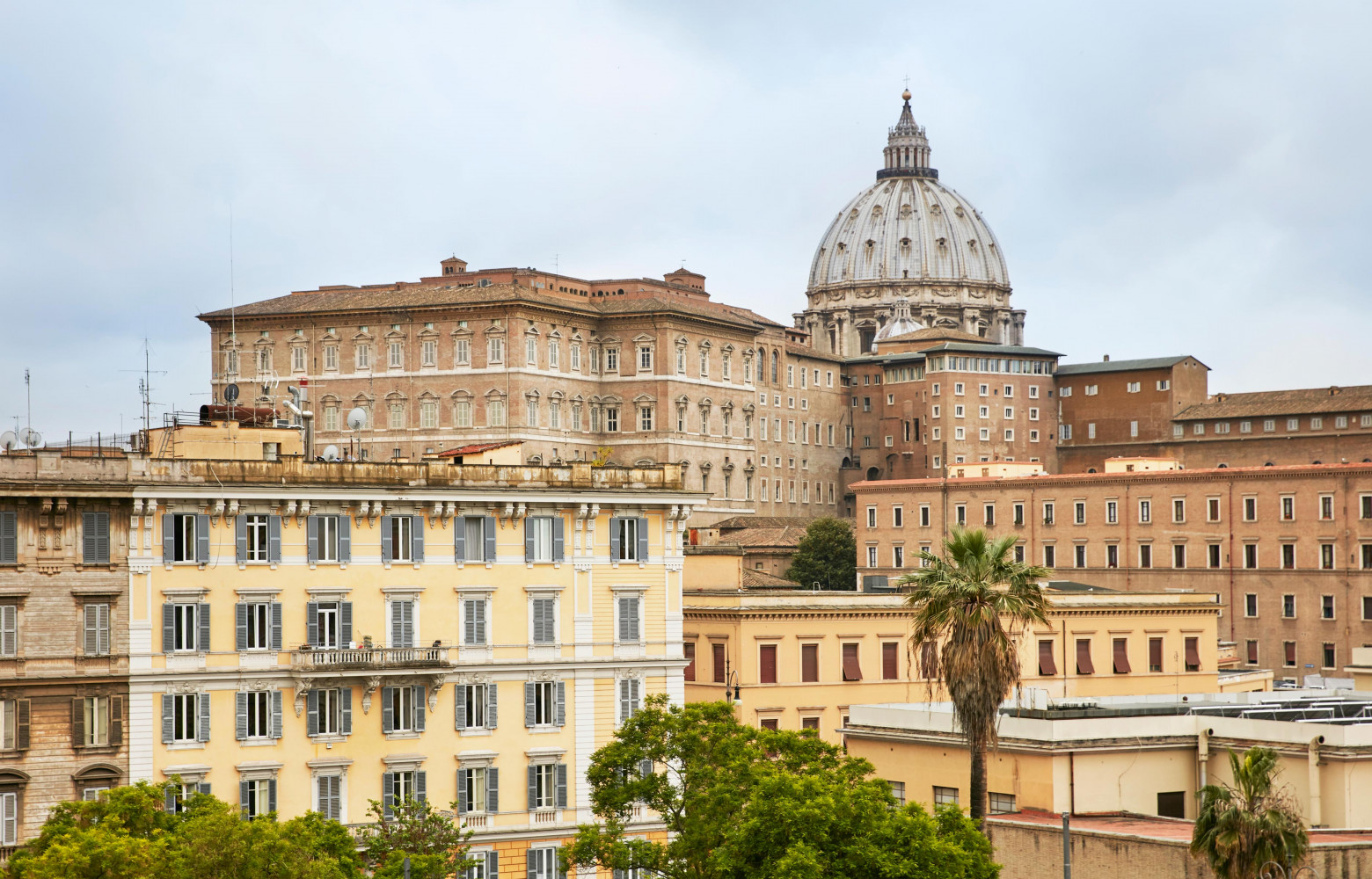 La majesté et l’histoire romaines sous les yeux : la cité du Vatican et la basilique Saint-Pierre.