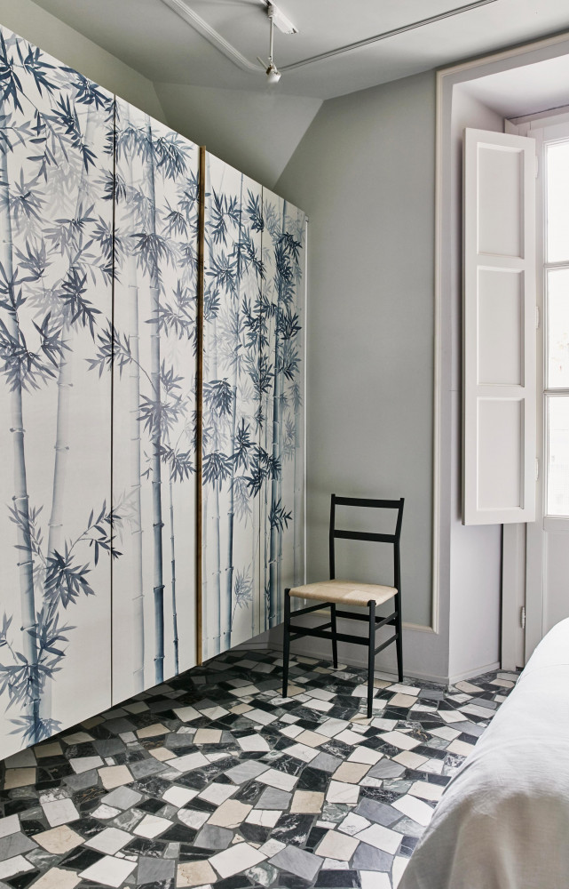 Dans la chambre d’amis, les portes de l’armoire sont recouvertes de motifs en soie imprimée de chez...