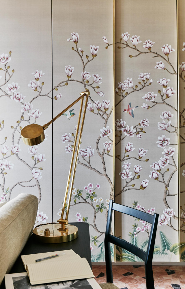 Dans la lumineuse chambre parentale, le papier peint de soie affiche cette fois de belles floraisons de...