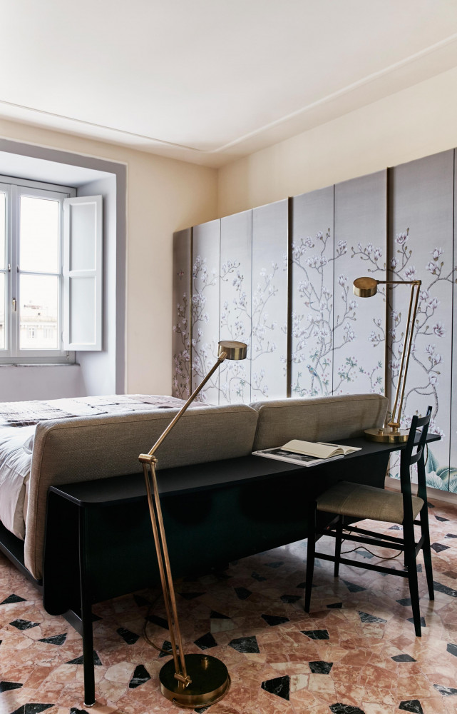 Dans la lumineuse chambre parentale, le papier peint de soie affiche cette fois de belles floraisons de...