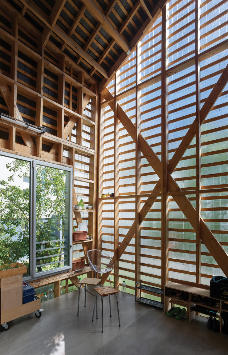 L’ossature en bois de la maison sur pilotis à Rennes et sa façade en carreaux de verre : un côté cabane dans les arbres.