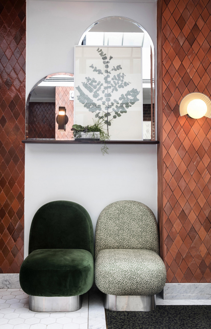 Des carreaux de ciment couleur terracotta, des sièges couverts de velours vert feuillage et un herbier encadré… Pas de doute, la nature a trouvé sa place à l’hôtel Henrietta.