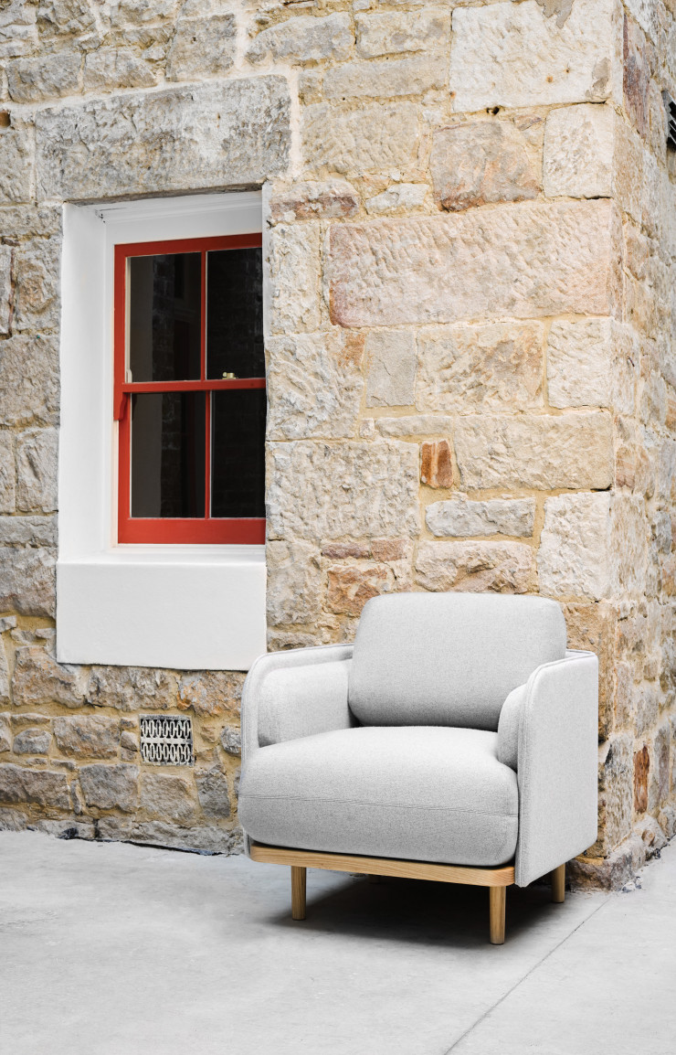Le fauteuil Aran d’Adam Goodrum présente des volumes simples dont l’effet élégant est rehaussé par la couleur gris perle du tissu Kvadrat.