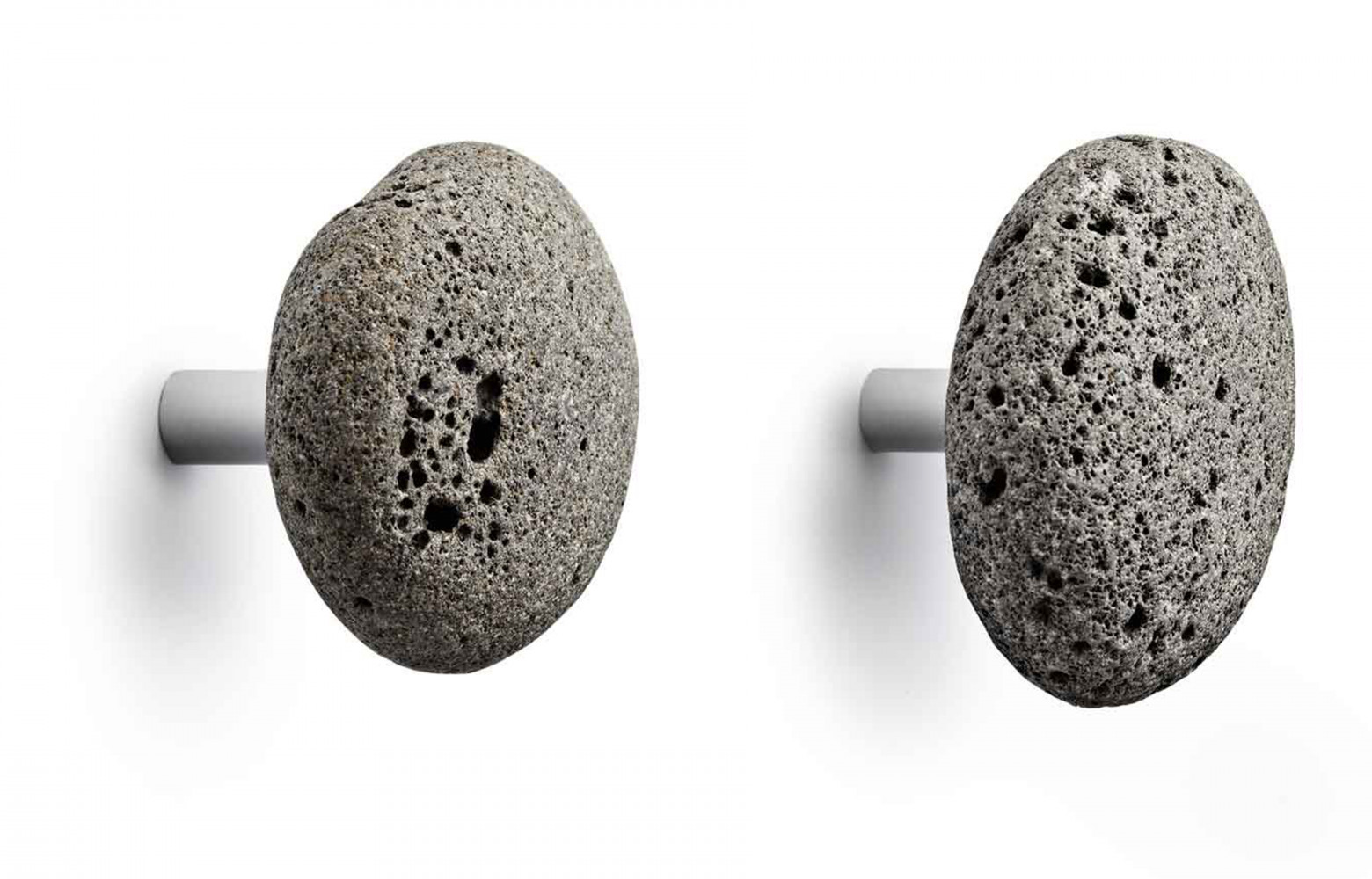 Patère « Stone » en pierre volcanique et Inox, design de l'Islandaise Helga Sigurbjarnadottir, Normann Copenhagen.