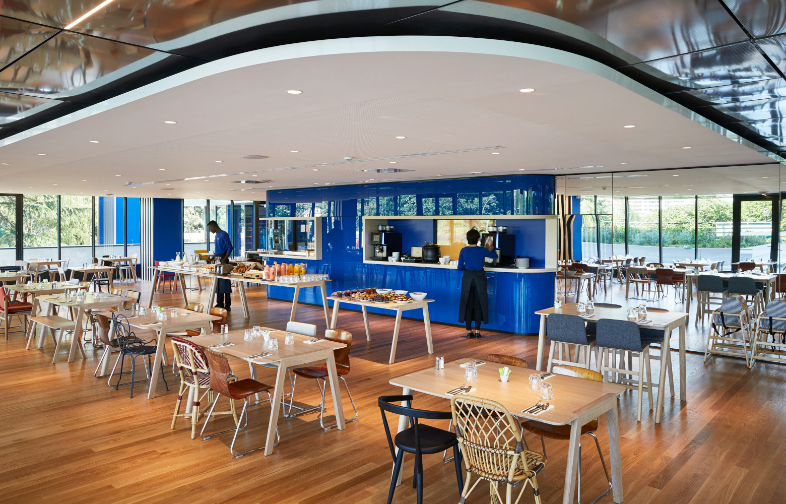 Dans la salle du restaurant, 120 assises forment le Musée vivant de la chaise. A chacune est...